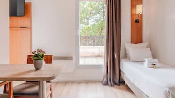 Studio | Een bureau, verduisterende gordijnen, geluiddichte muren