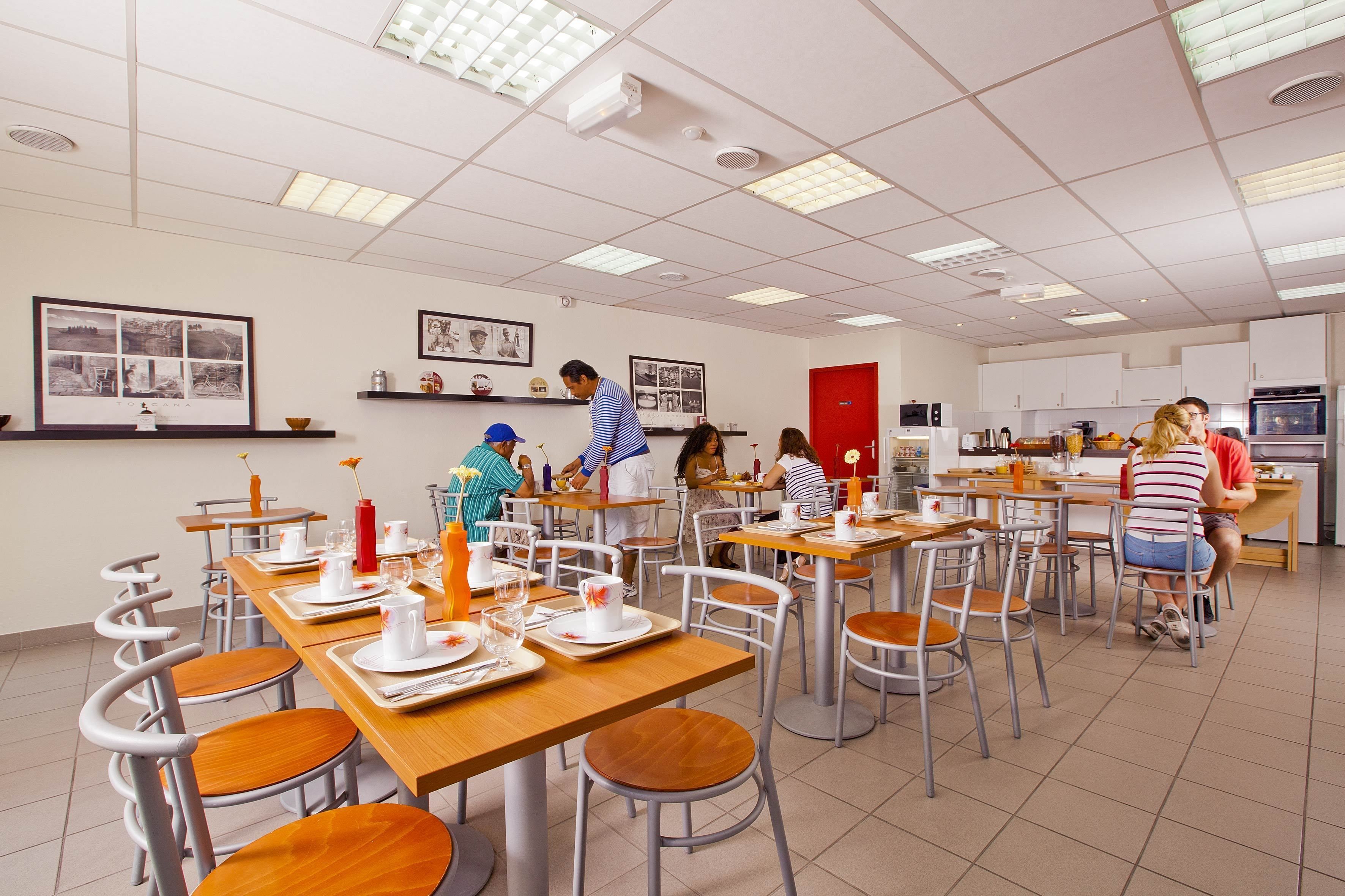 Petit déjeuner buffet servi en semaine (10 EUR par personne)