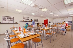 Petit déjeuner buffet servi en semaine (10 EUR par personne)