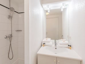 Studio | Badezimmer | Dusche, kostenlose Toilettenartikel, Handtücher