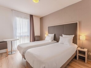 Desk, blackout curtains, soundproofing, free cots/infant beds - Sejours & Affaires Nantes La Beaujoire (Nantes)