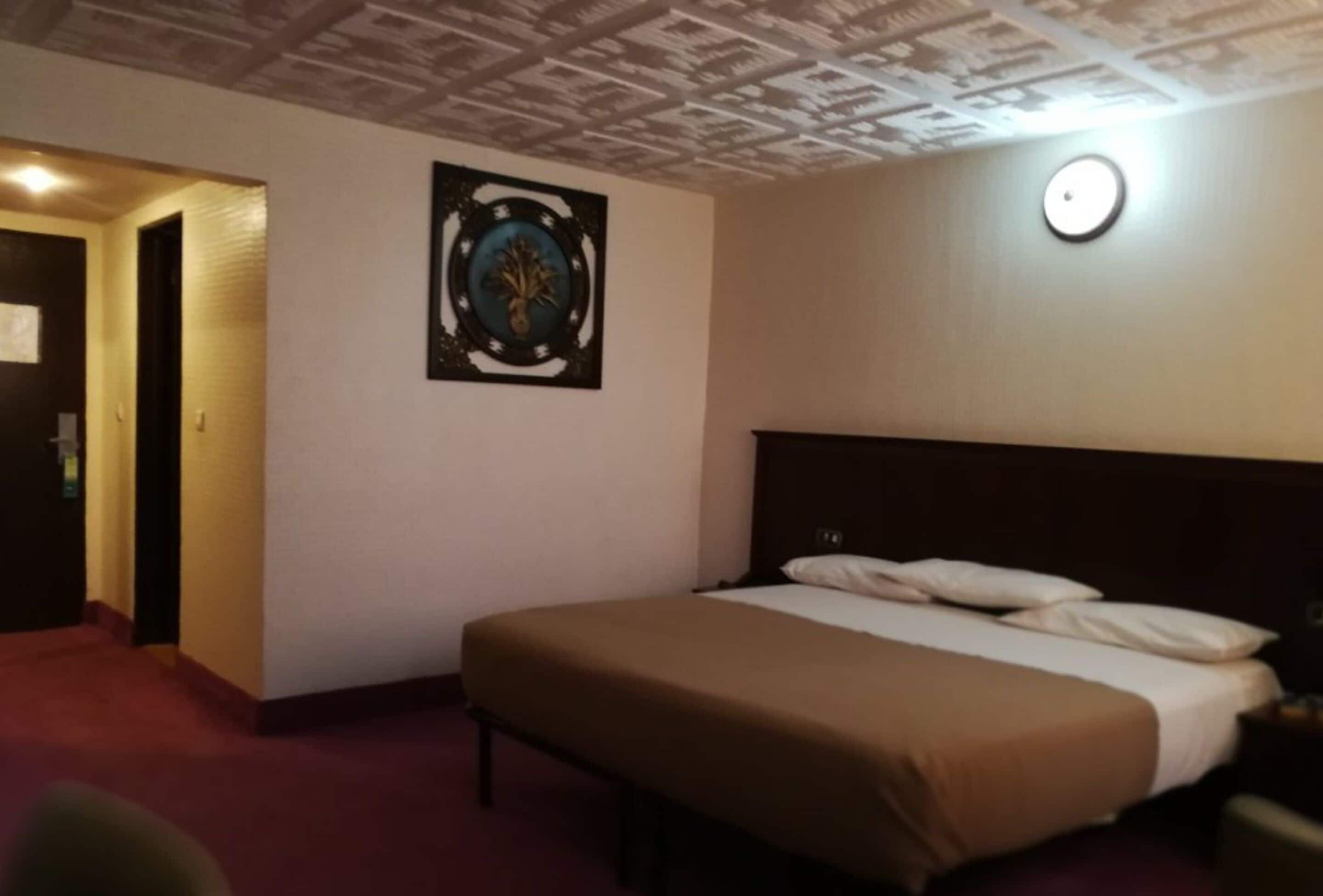 desk, free wifi, alarm clocks