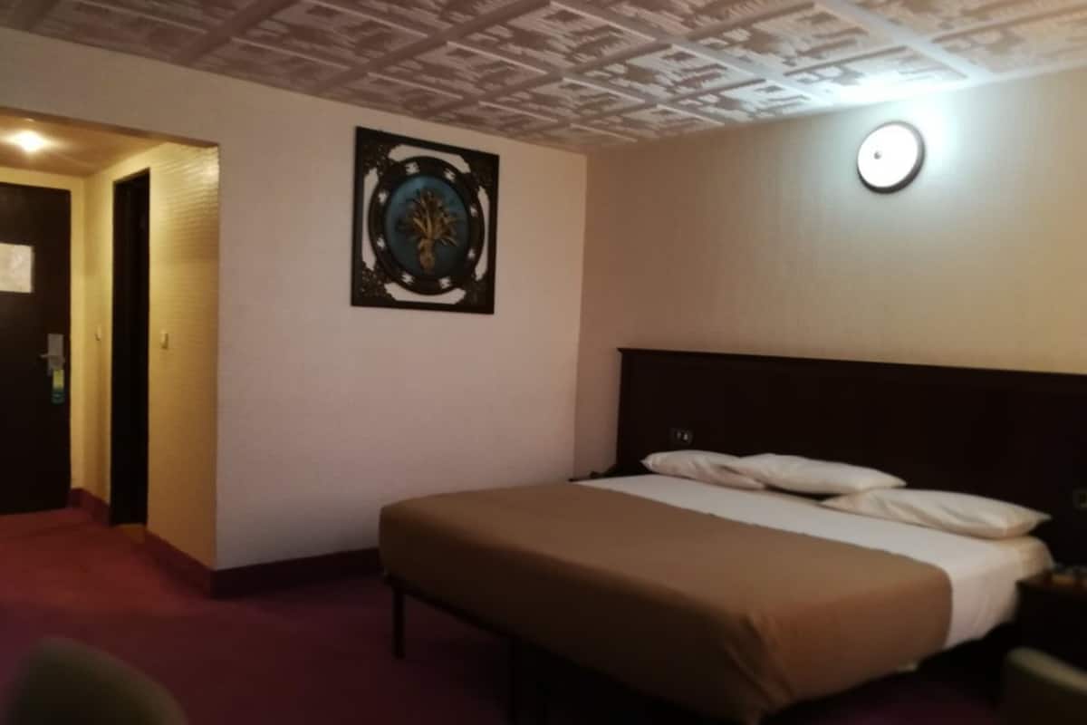 desk, free wifi, alarm clocks