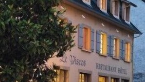 A building with a sign reading "Le Viscois Restaurant Hotel".
