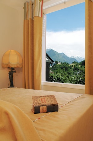 In-room safe, individually decorated, desk, free cribs/infant beds. Le Viscos