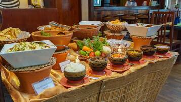 3 restaurants, breakfast, lunch, dinner served; local cuisine