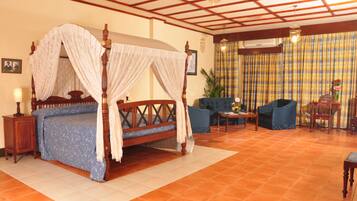 Deluxe Double Room | In-room safe, iron/ironing board, free WiFi, bed sheets