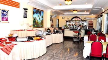 Breakfast, dinner, brunch served; international cuisine