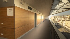 A corridor with wooden paneling and a sign indicating 'Floor 5'. - Quadra Key Easy Home In Florence (Florence)