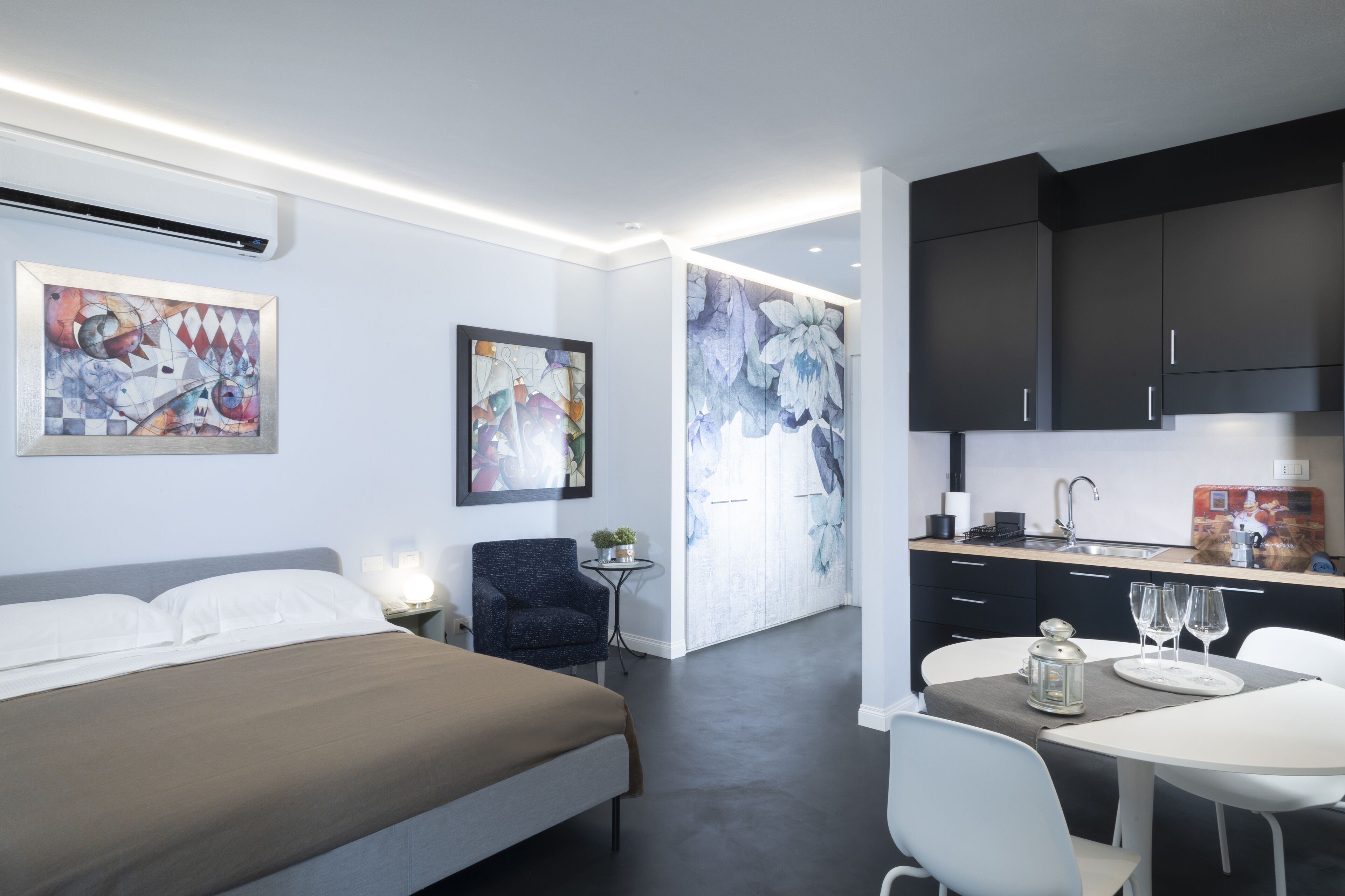 Monolocale Deluxe | Biancheria da letto ipoallergenica, una scrivania, postazione laptop