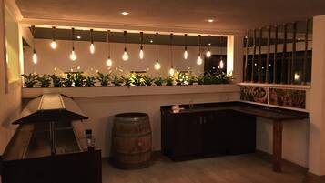 Sarapan dan makan malam dihidangkan, masakan serantau