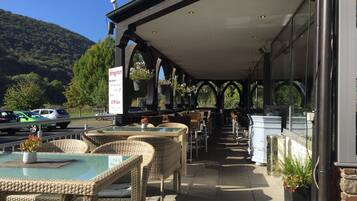 Sarapan dan makan malam dihidangkan, masakan serantau