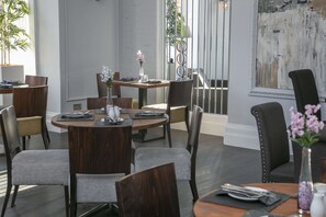 Ze serveren er ontbijt en diner 