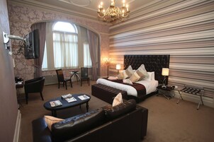 Escritorio, tabla de planchar con plancha, cunas gratuitas y wifi gratis