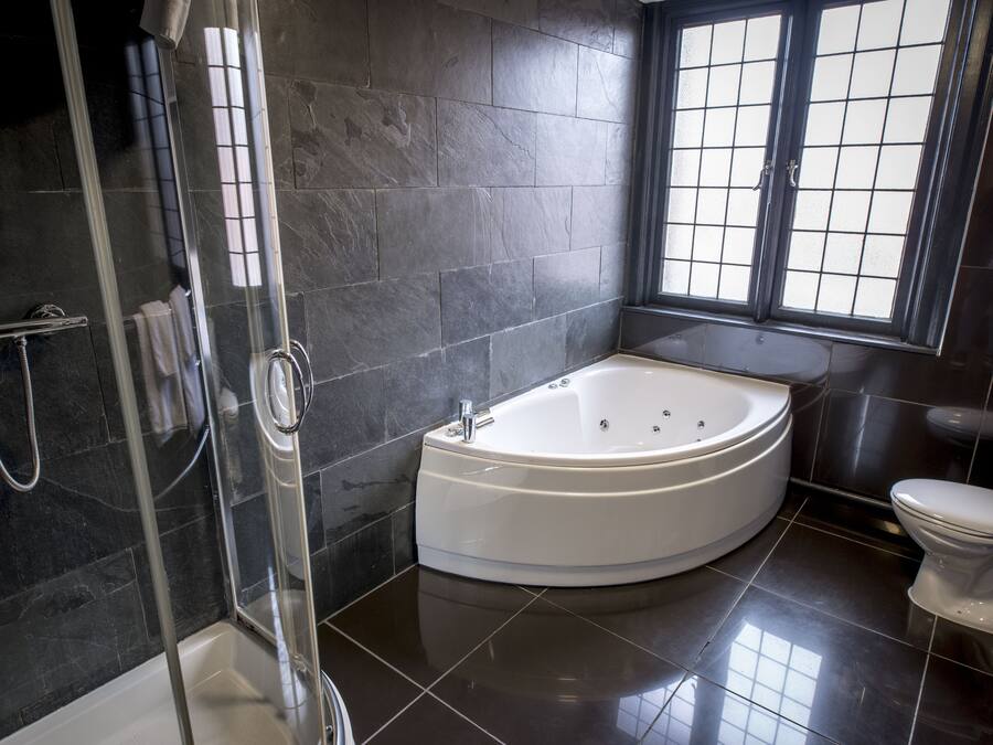 Suite, 1 Queen-Bett, Nichtraucher, Whirlpool | Badezimmer | Komfortbadewanne, Regendusche, kostenlose Toilettenartikel, Haartrockner