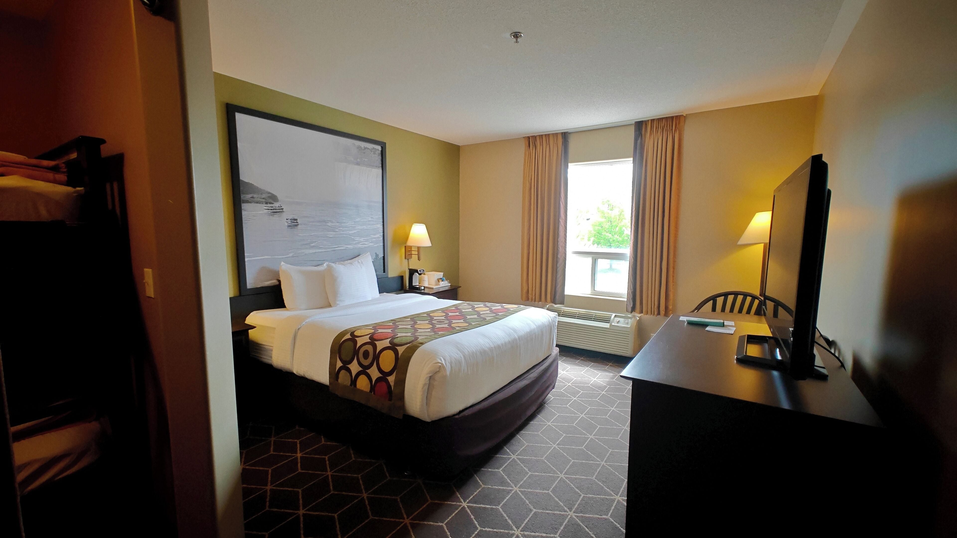 Suite, 1 kamar tidur, Bebas Asap Rokok (1 Queen and 1 Bunk Bed) | Meja kerja, setrika/meja setrika, dan tempat tidur lipat/tambahan