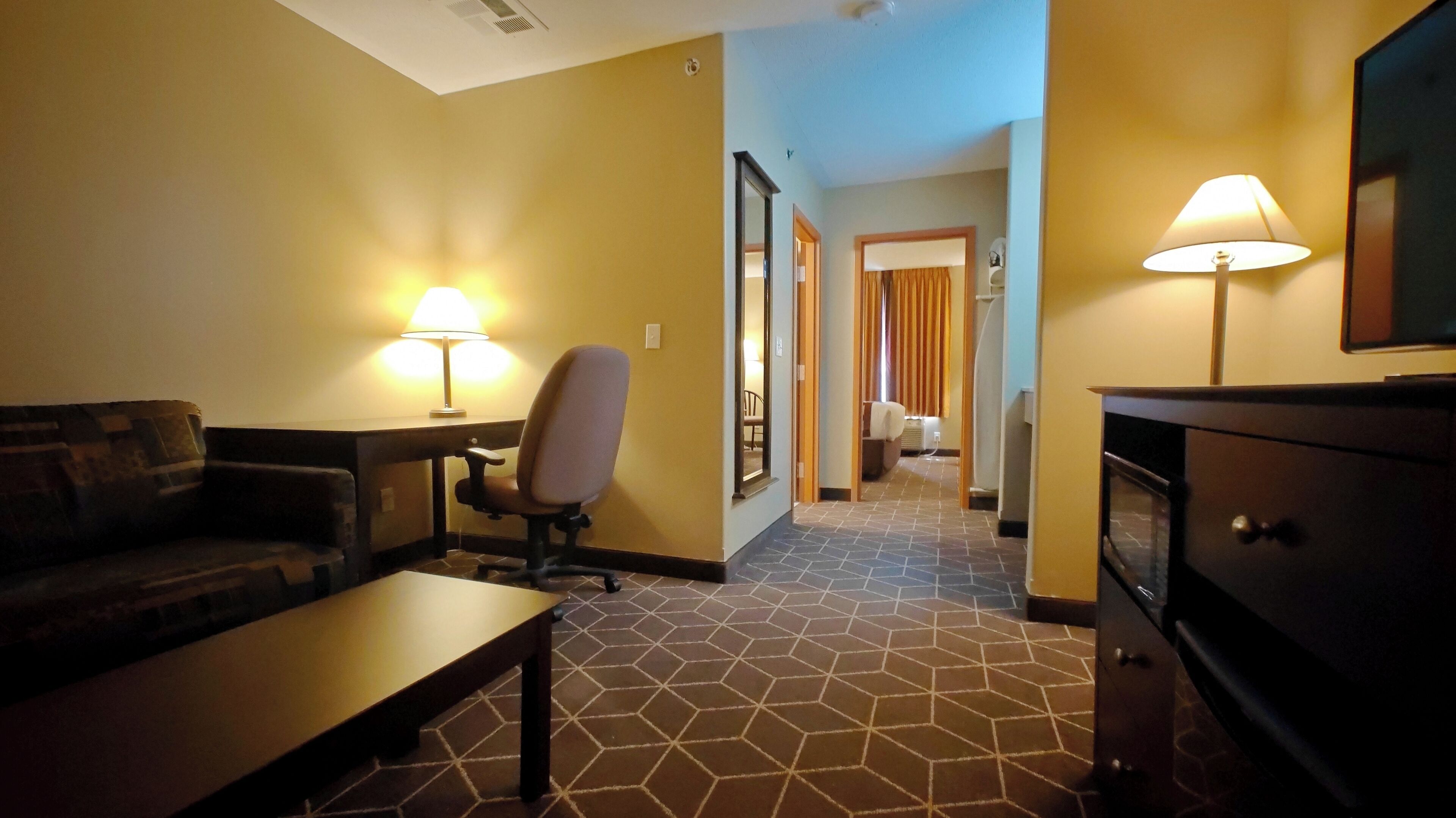 Deluxe Suite, 1 Bedroom, Non Smoking | Desk, iron/ironing board, rollaway beds, free WiFi