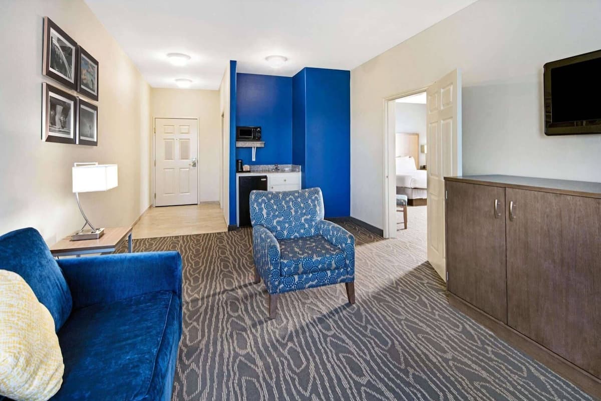 Living area | 27-inch flat-screen TV with cable channels, TV