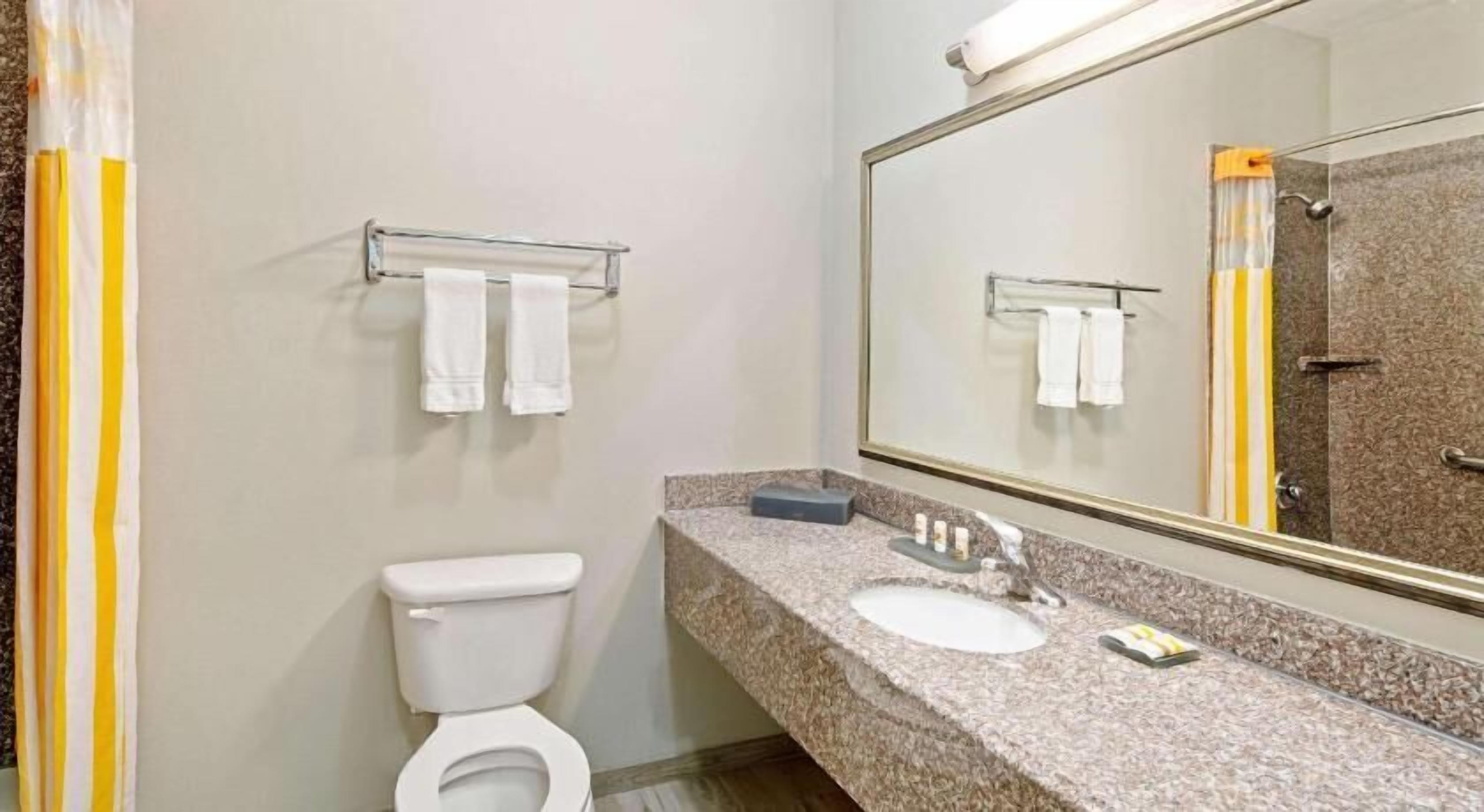 Baño | Tina con regadera, amenidades de baño gratuitas, secadora de cabello 