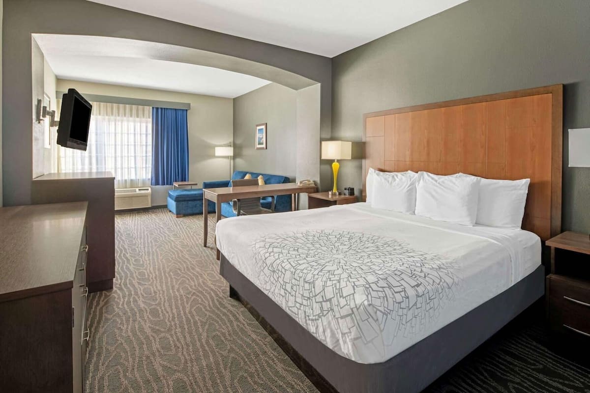 Premium bedding, desk, iron/ironing board, free WiFi