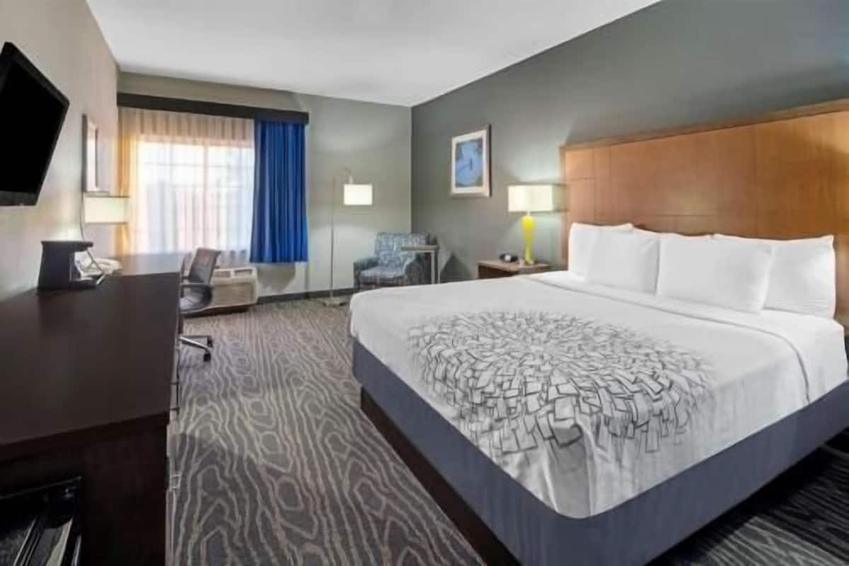 Premium bedding, desk, iron/ironing board, free WiFi