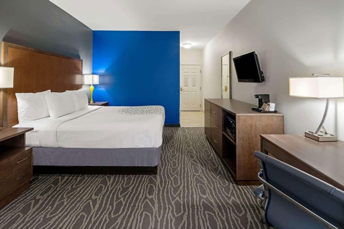 Premium bedding, desk, iron/ironing board, free WiFi