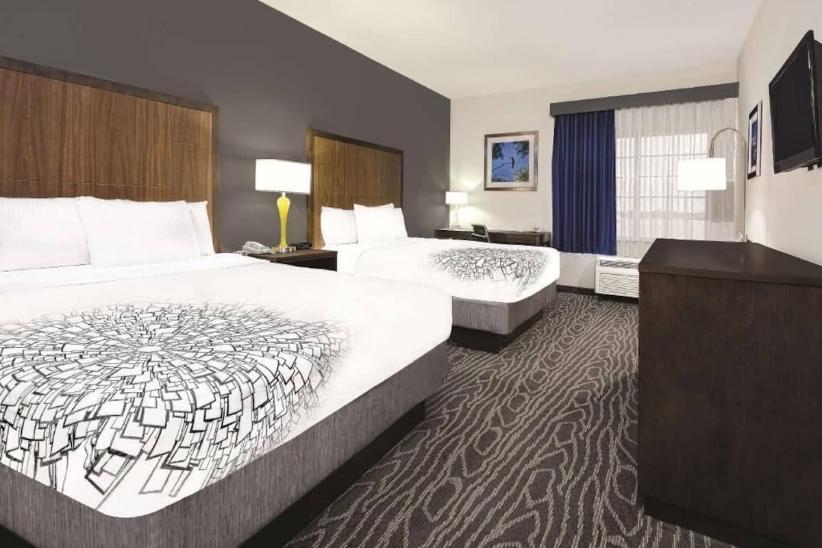 Premium bedding, desk, iron/ironing board, free WiFi