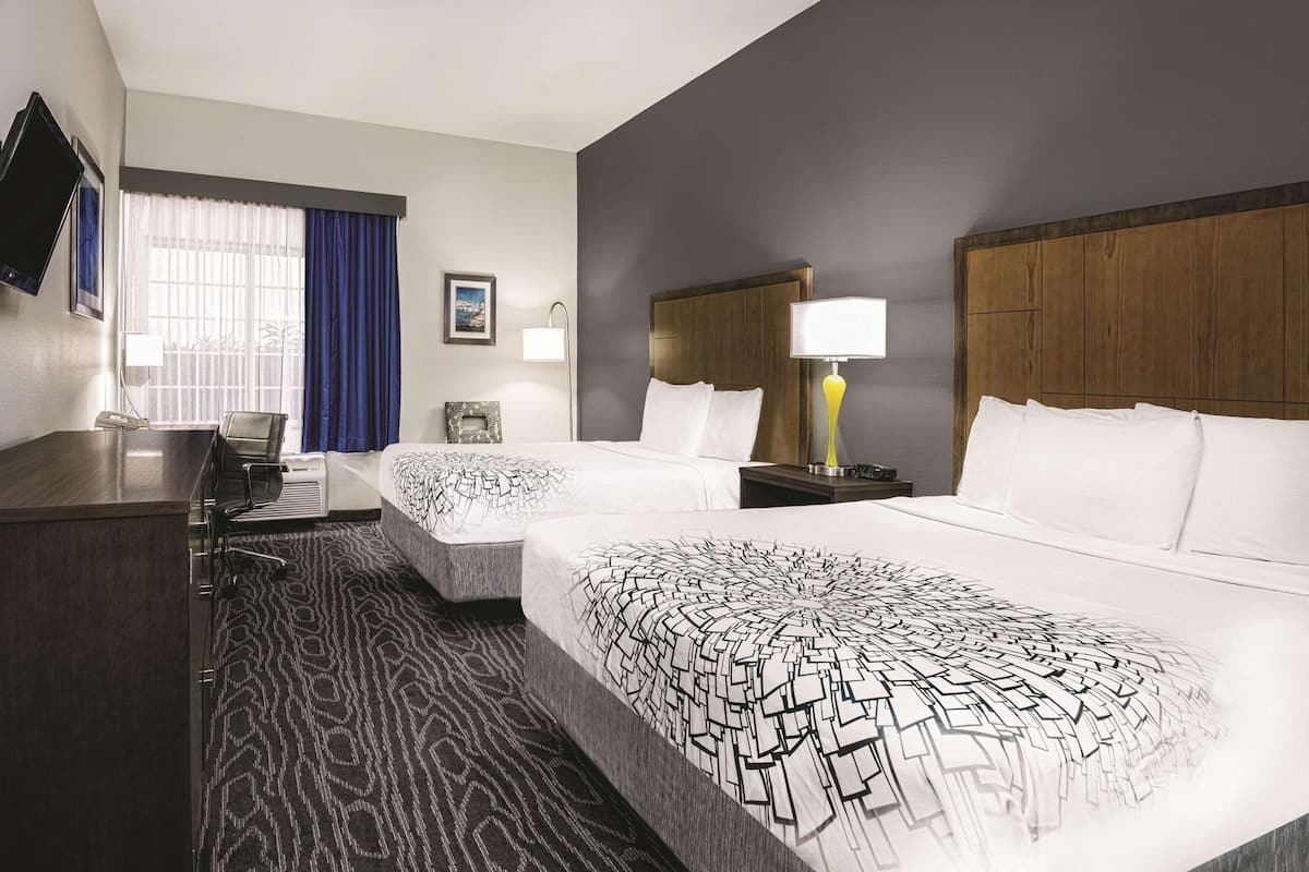 Premium bedding, desk, iron/ironing board, free WiFi