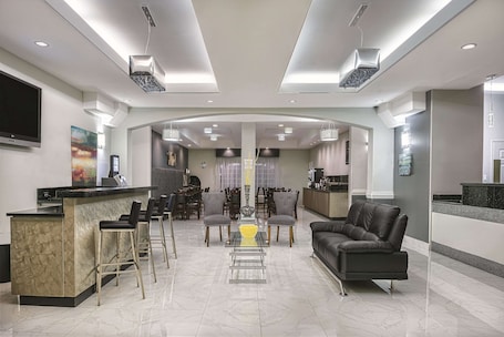 Lobby. La Quinta Inn & Suites by Wyndham Mercedes Outlet Mall
