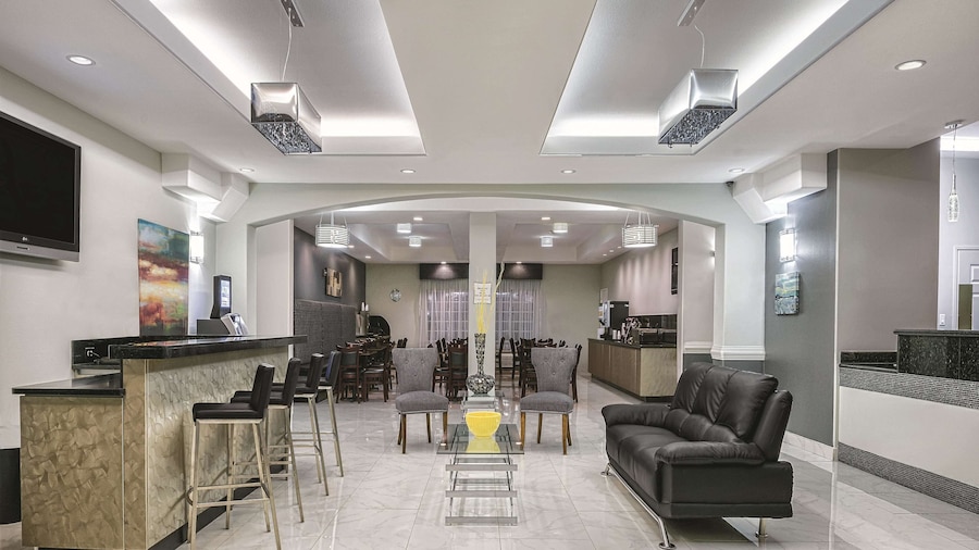 La Quinta Inn & Suites by Wyndham Mercedes Outlet Mall