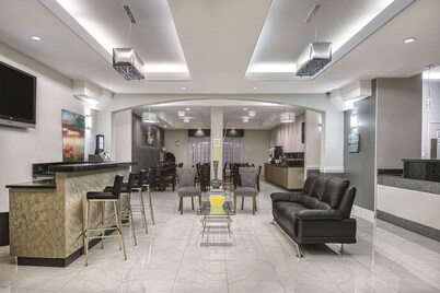 La Quinta Inn & Suites by Wyndham Mercedes Outlet Mall