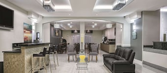 La Quinta Inn & Suites by Wyndham Mercedes Outlet Mall