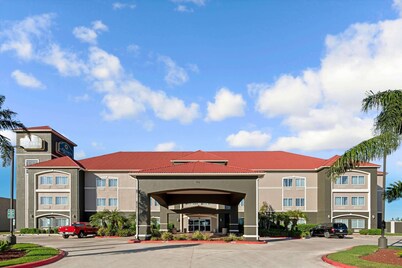 La Quinta Inn & Suites by Wyndham Mercedes Outlet Mall