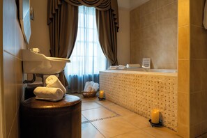 Suite | Bathroom | Shower, free toiletries, hair dryer, towels - Annebrook House Hotel (Mullingar)