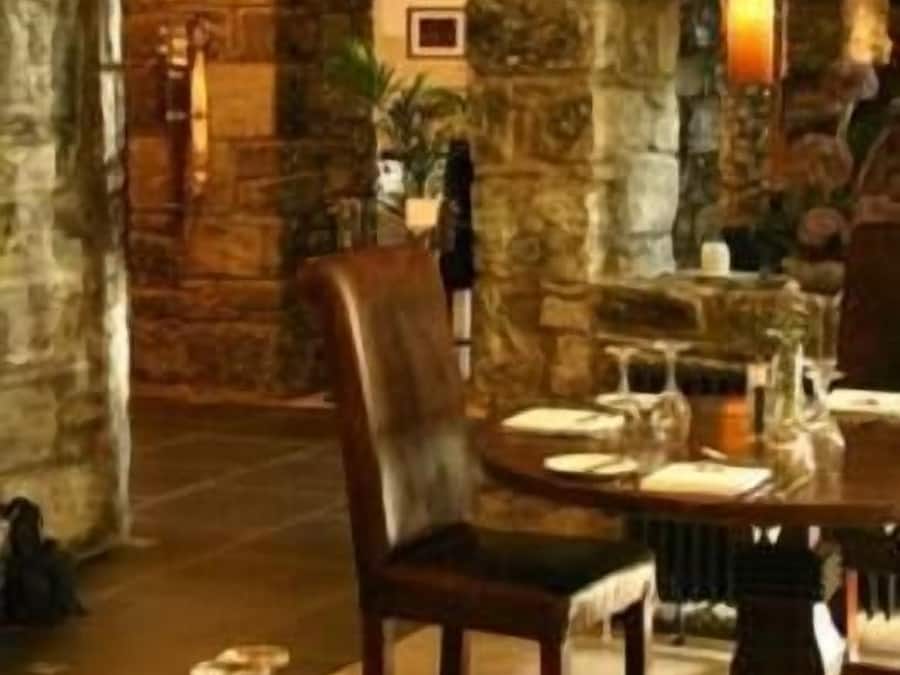 Serveert ontbijt, lunch en diner