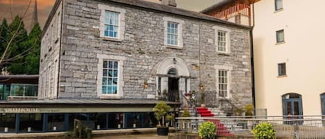 Vista frontal de la propiedad