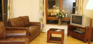 Deluxe-Apartment, 2 Schlafzimmer | Wohnbereich | Flachbildfernseher, DVD-Player