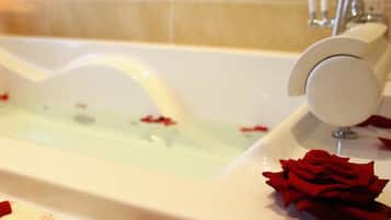 Suite | Badkamer | Een douche, gratis toiletartikelen, een haardroger, handdoeken