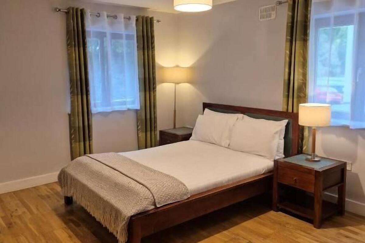 Apartamento luxo, 2 quartos | Cofres nos quartos, Wi-Fi de cortesia, roupa de cama