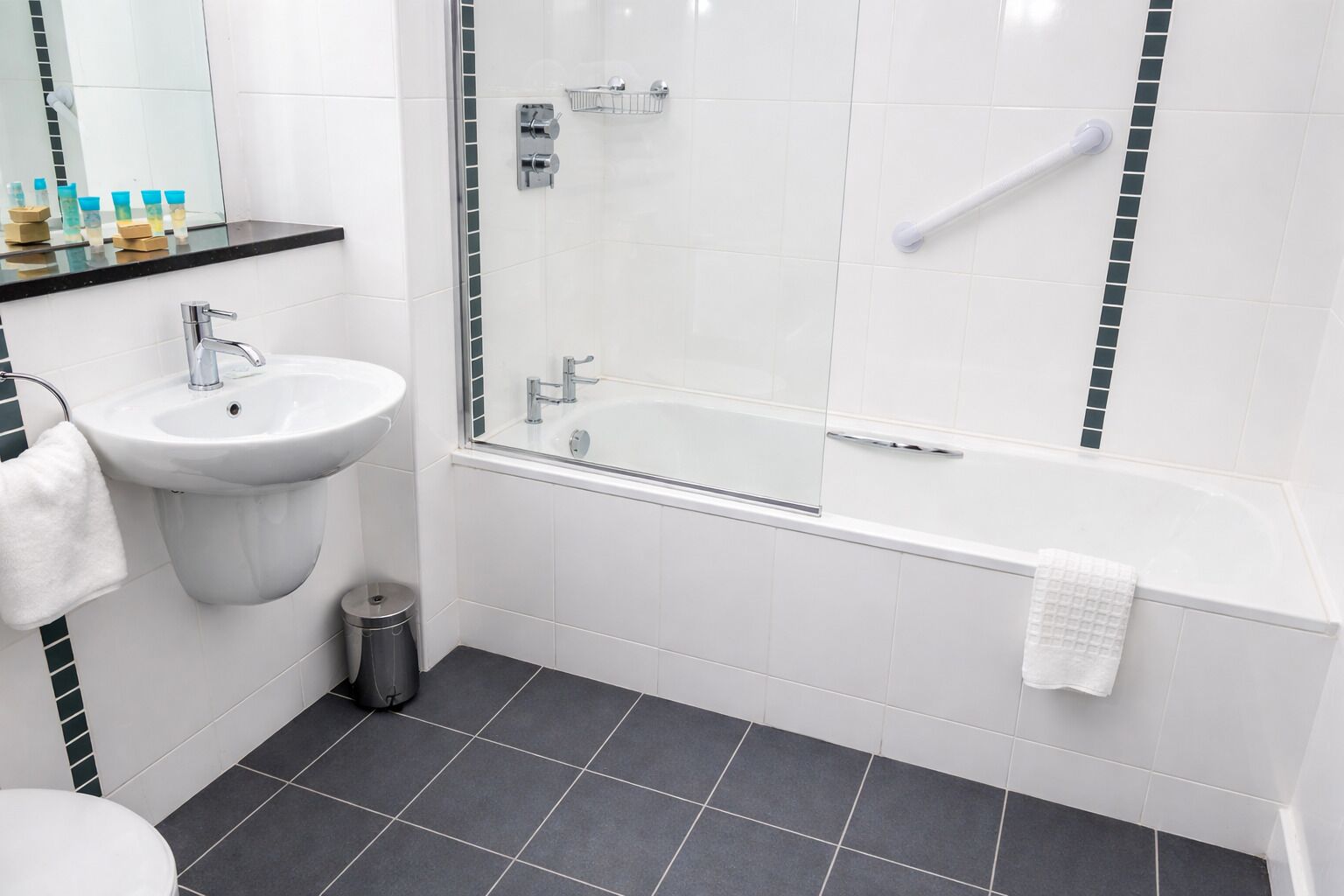 Departamento Deluxe, 2 habitaciones | Baño | Regadera, amenidades de baño gratuitas, secadora de cabello, toallas 