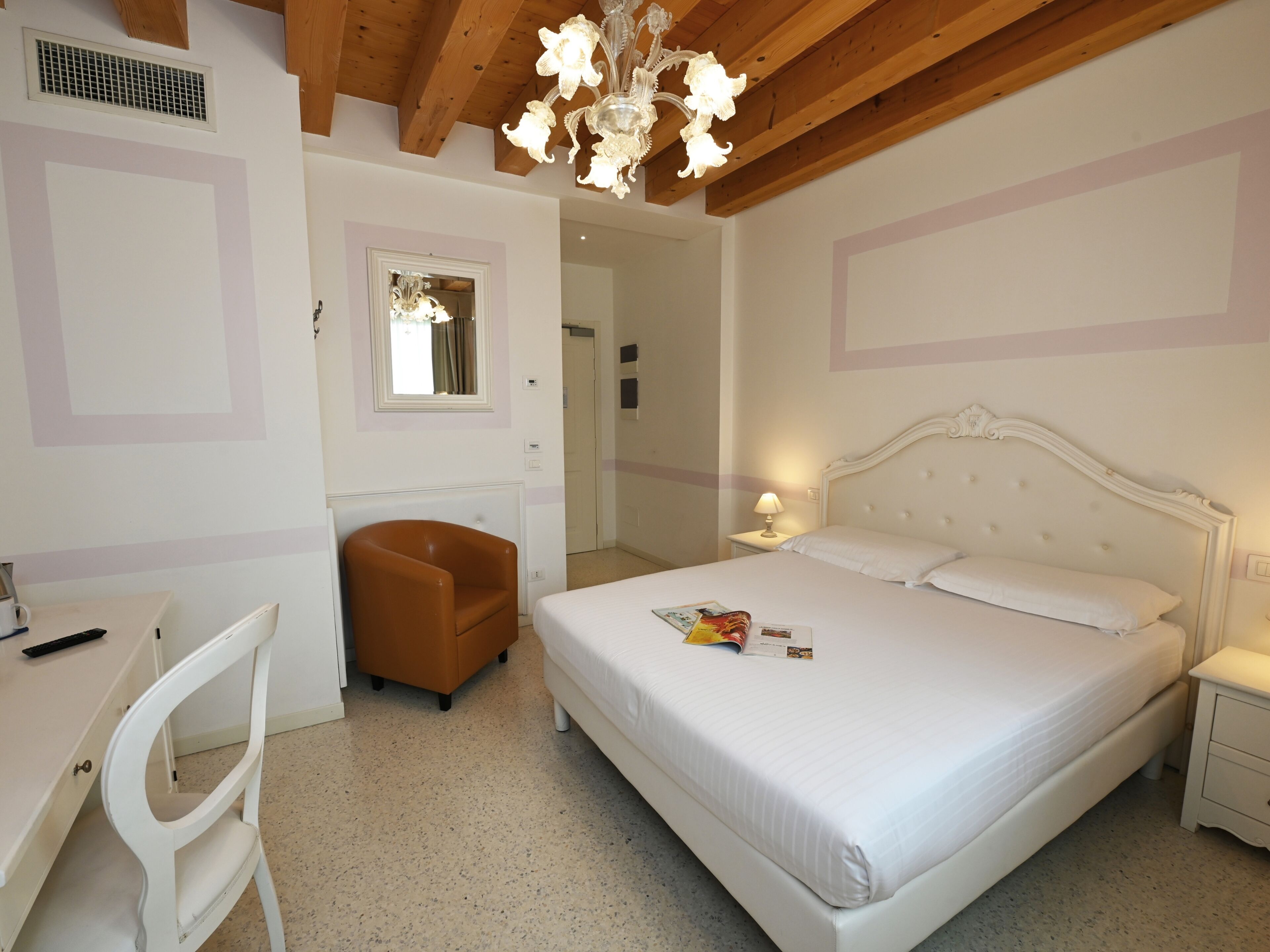 Allergitestet sengetøy, minibar (inkludert) og safe på rommet