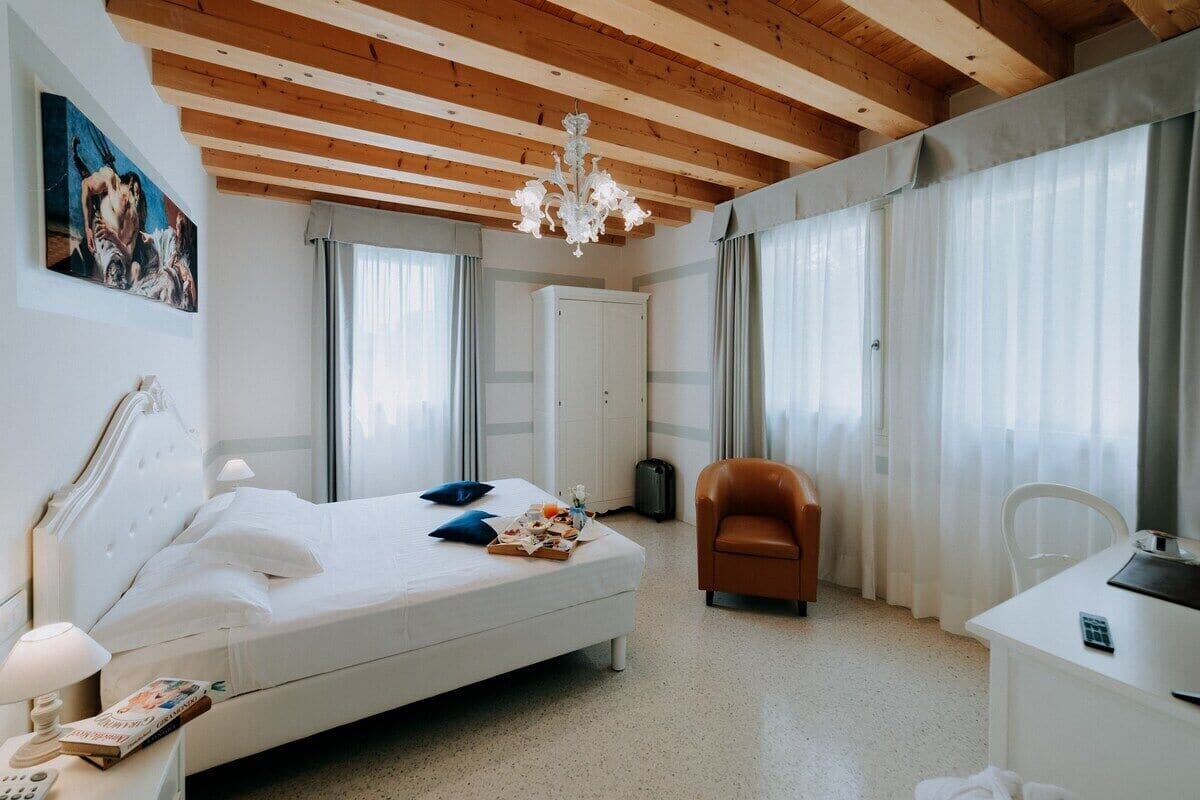 Junior Suite (no elevator) | 1 bedroom, hypo-allergenic bedding, free minibar, in-room safe