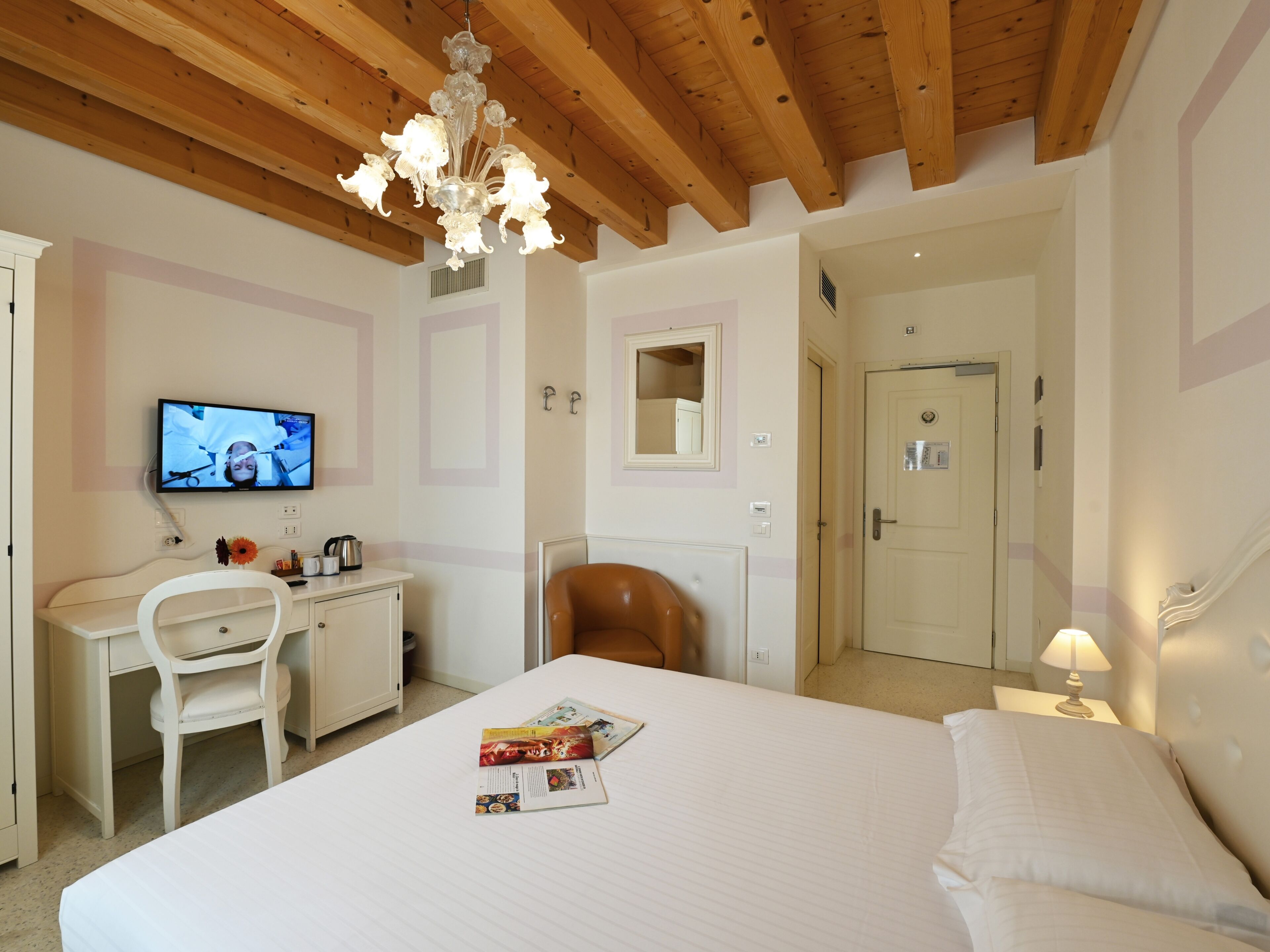 Allergitestet sengetøy, minibar (inkludert) og safe på rommet