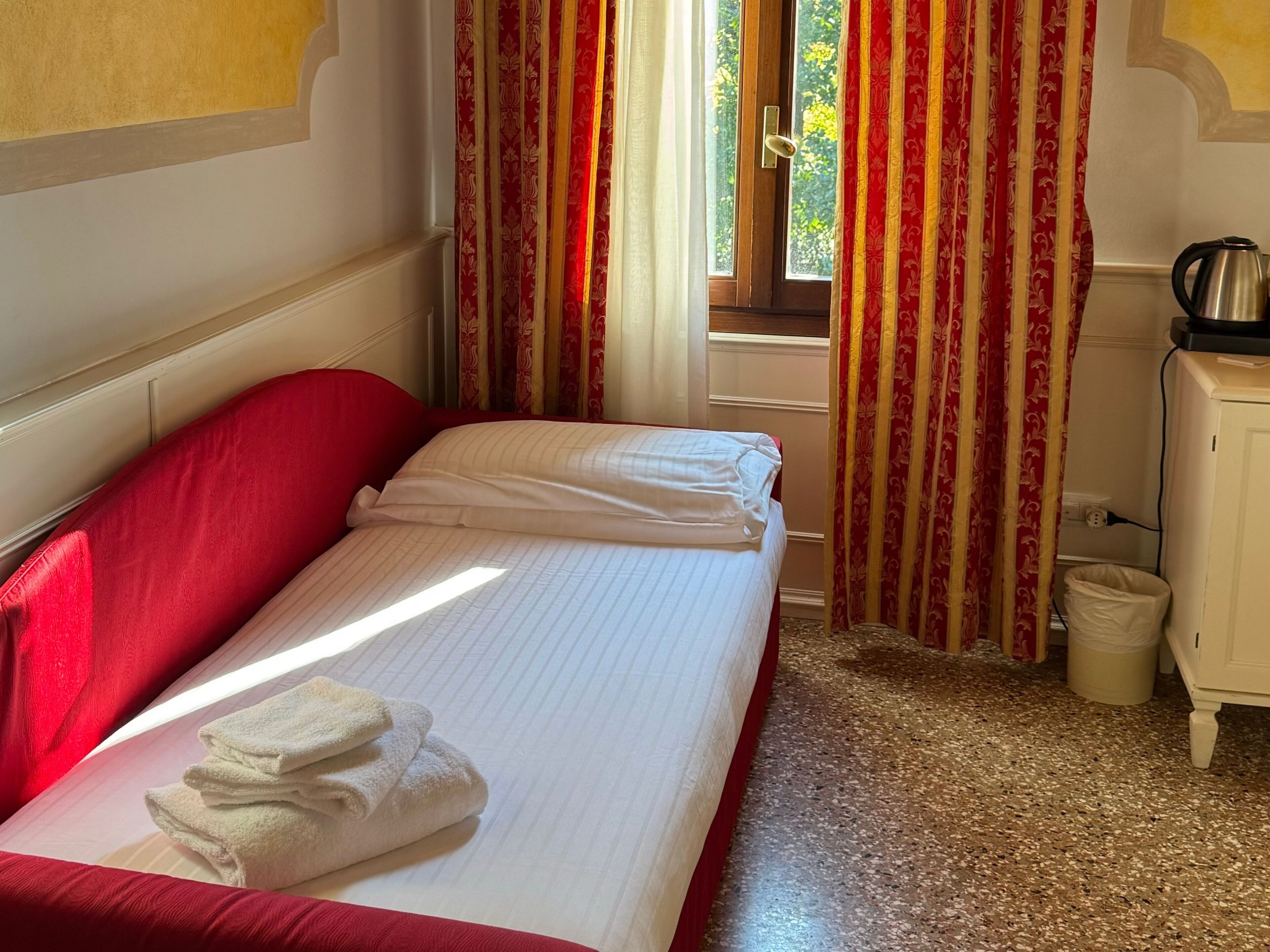 Juniorsvit (no elevator) | Allergitestade sängkläder och gratis produkter i minibar