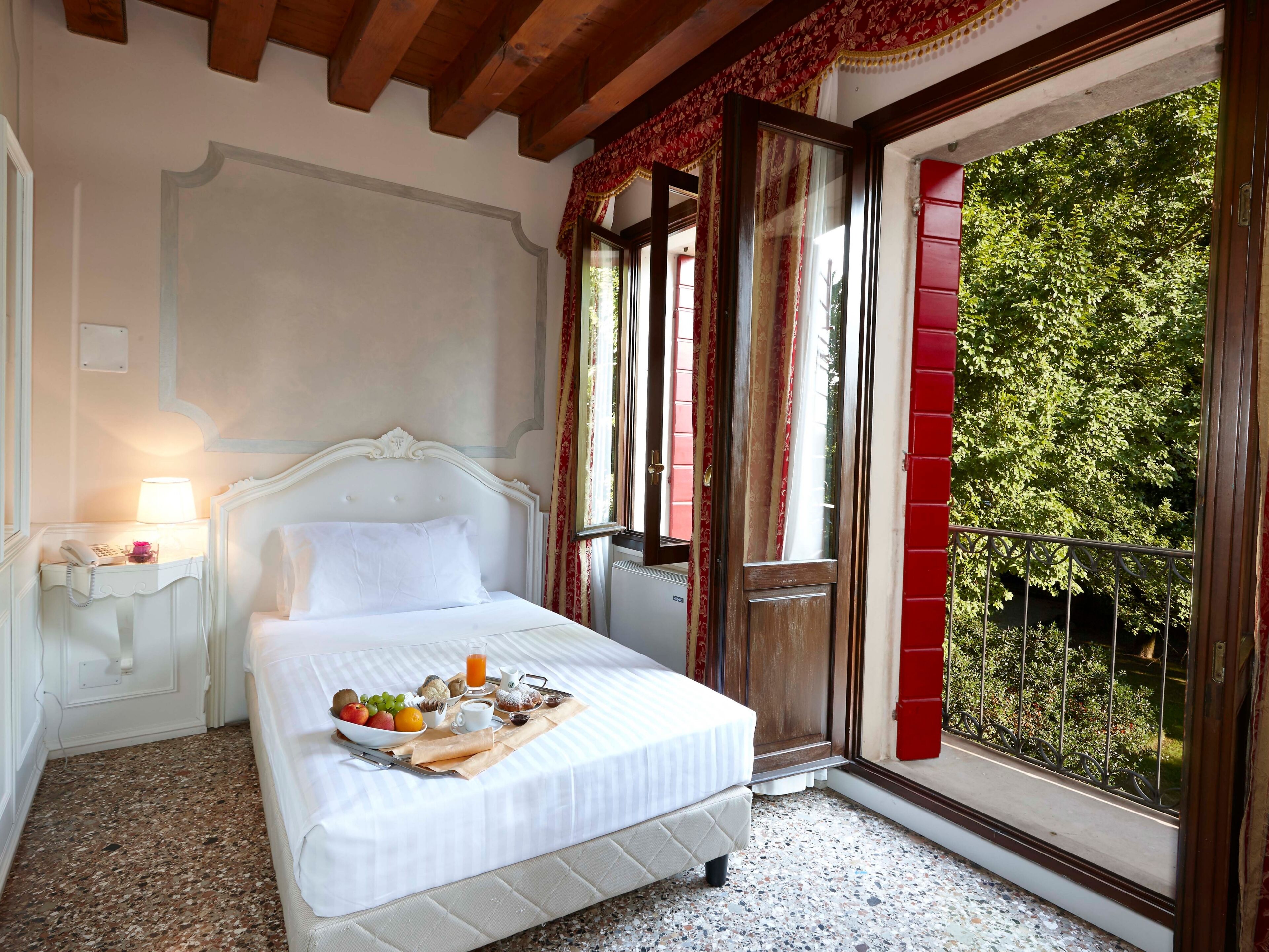 Enkeltrom – deluxe (no elevator) | Allergitestet sengetøy, minibar (inkludert) og safe på rommet