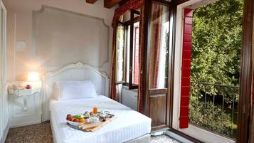 Single | Seprai antialergi, minibar gratis, brankas, dan meja kerja