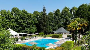 Een seizoensgebonden buitenzwembad, parasols voor strand/zwembad