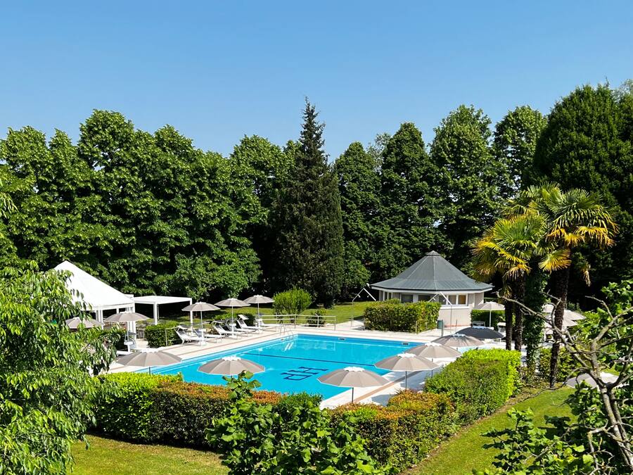 Außenpool (je nach Saison geöffnet), Sonnenschirme, Liegestühle