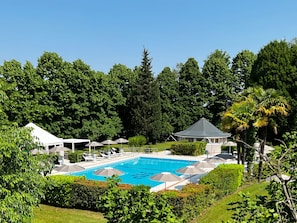 Seasonal outdoor pool, open 10:00 AM to 7:00 PM, pool umbrellas - Hotel Villa Patriarca - Buongiorno! Hotels (Mirano)