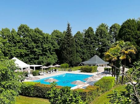 Außenpool (je nach Saison geöffnet), Sonnenschirme, Liegestühle. Hotel Villa Patriarca